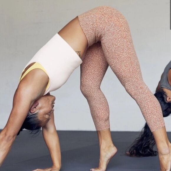 Athleta Rust Cheetah Print Salutation Stash Textured 7/8 Pocket Leggings - Picture 4 of 11